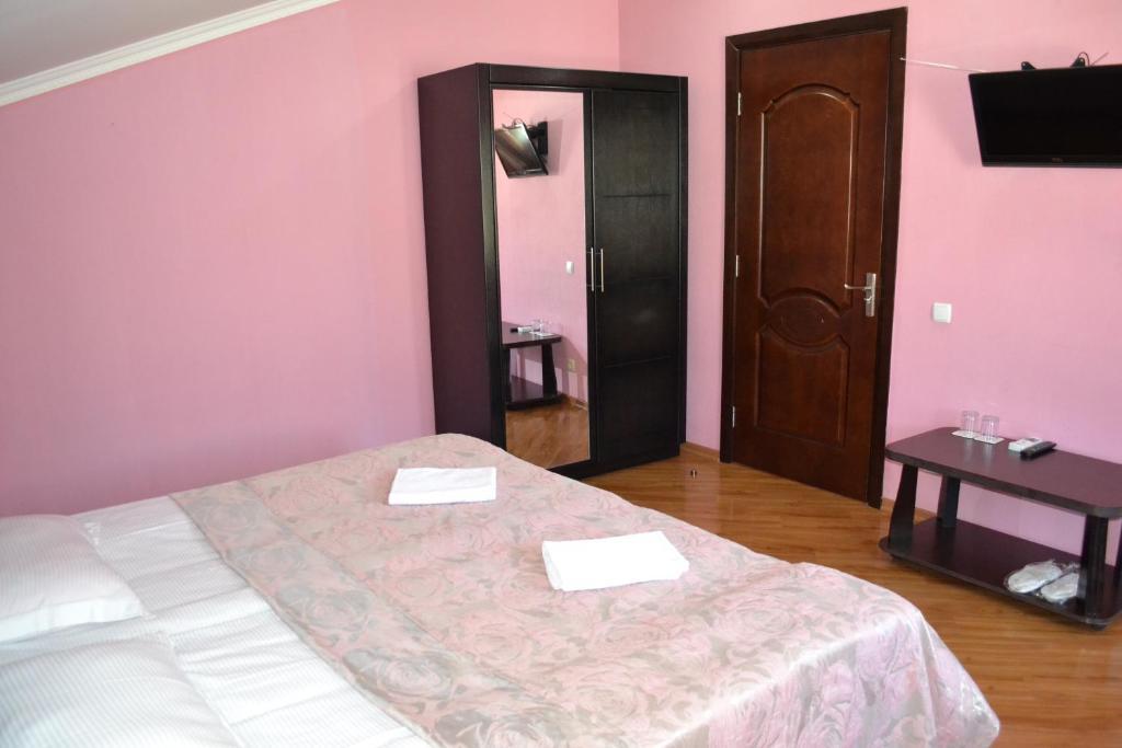 Hotel Isaka Tbiliszi Szoba fotó